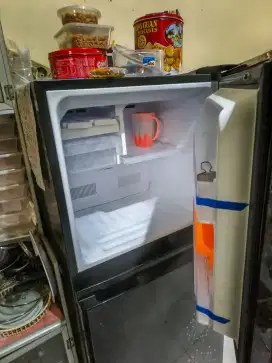 Kulkas irit listrik Sharp