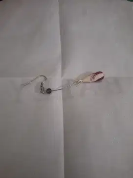 Anting branded 
Warna putih maron 
Limited edition 
Barang terawat 
Pe