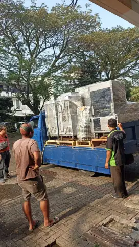Mobil engkel bak untuk pindahan barang