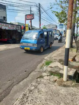Dijual rumah pinggir jalan raya.