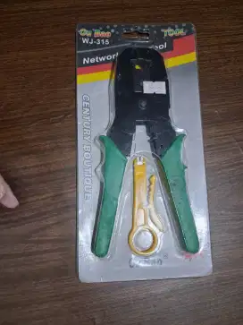 Tang crimping untuk pasang kabel LAN ethernet jaringan