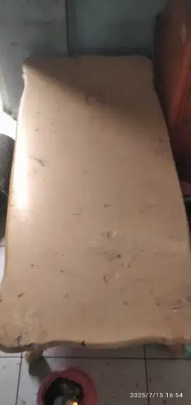 Lemari kayu dan meja marmer ruang tamu