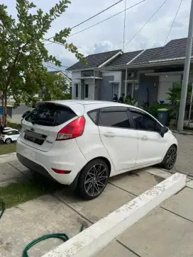 Ford fiesta warna putih langka