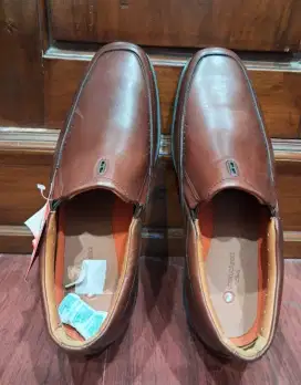 Sepatu pria Clarks