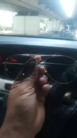 Kacamata hitam pria