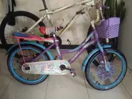 Sepeda anak cewek uk 18