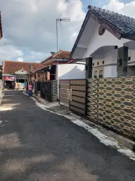 Jual rumah cocok untuk kost kostan