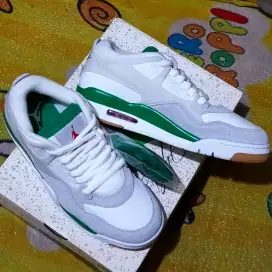 Air Jordan Sepatu Pria Air 4 RM WHITE/PINE GREEN-NEUTRAL GREY Resmi