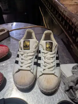 Sepatu adidas warna putih