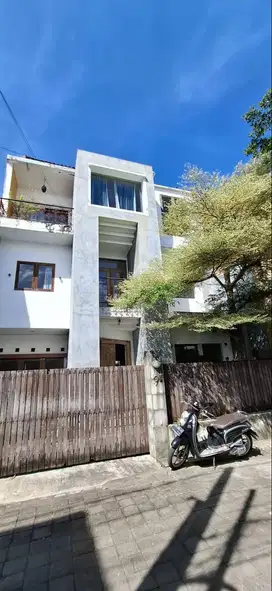 DiJUAL CEPAT RUMAH 3 Lt di IMAM BONJOL KUTA seberang TSM dekat AIS