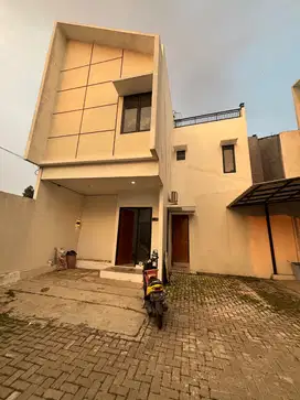Sewa Rumah 2 Lantai Minimalis + Rooftop, Dekat Tol TB Simatupang