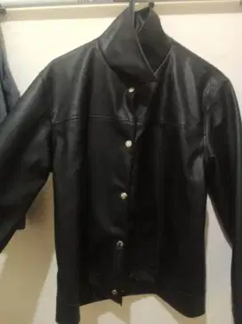 Jaket kulit hitam