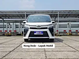 Toyota Voxy 2.0 AT 2018