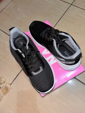 dijual sepatu merk PVN  ,ukuran 40 buat cwe cwo bisa
lokasi ciledug ,