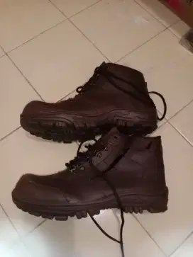 Sepatu safety kulit