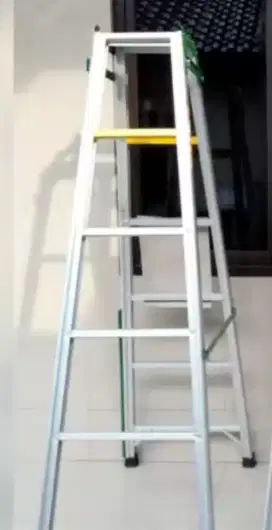 Tangga alumunium lipat