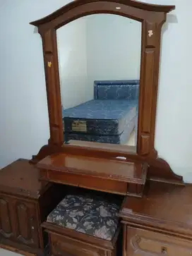Dijual meja rias + bangku, 1 set kasur, dan meja panjang