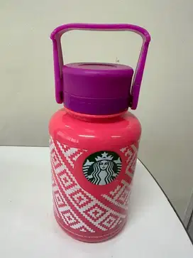 Termos berwarna pink dengan isi air 1000 ml