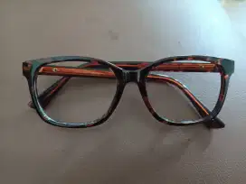 Kacamata Burberry