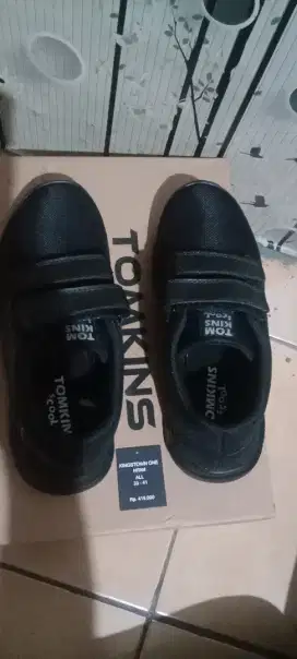 Sepatu TOMKINS ORI size 34 msih baru edisi kekecilan