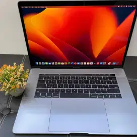 MacBook Pro 15 2017 Touchbar
Core i7 2,9Ghz 16GB 512GB CC 5 Normal