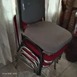 Kursi buat santai,. Ada 7 kursi