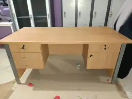 Meja kerja 1 biro