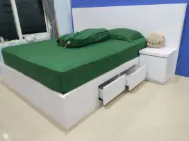 Dipan isi laci bawah dan dua nakas