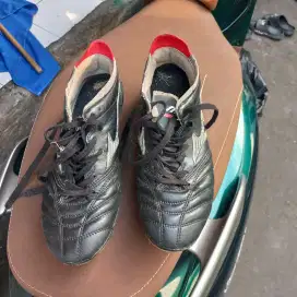 Sepatu sepak bola mizuno