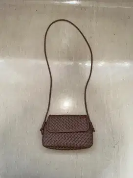 Tas selempang kecil wanita bermerek M&S berwarna coklat