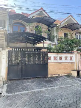 Rumah 2 Lantai Tepi Danau di Taman Palem Lestari