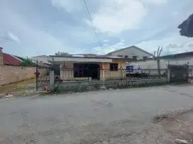 Sepetak tanah dengan sebuah rumah diatasnya.
