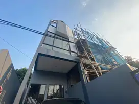 Rasakan Kemewahan di Duren Tiga Selatan: Rumah Baru dengan Rooftop Lua