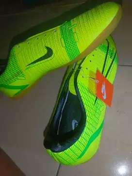 Sepatu futsal Nike mercurial