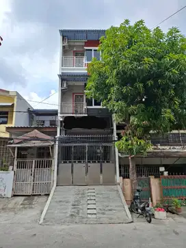 Dijual, Rumah 3 Lantai di Teluk Gong