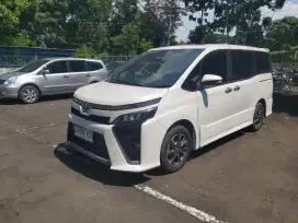 TOYOTA VOXY 2.0 CVT