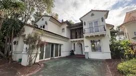 Jual rumah mewah 18x30 Taman Beverly Hills Lippo Village Karawaci