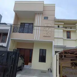 Rumah Modern Minimalis 3 Lantai di Hibrida, Kelapa Gading