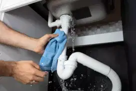 Tukang ledeng pipa bocor