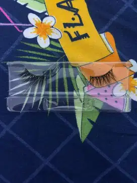 bulu mata wanita unik