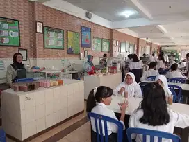 Dibutuhkan orang untuk jaga stand