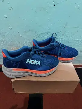 Sepatu prelove hoka