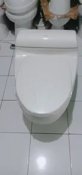 Kloset Toto monoblok type CW436NJ warna crem muda.