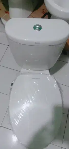 Kloset duduk mrek American standart lengkap cebok otomatis.