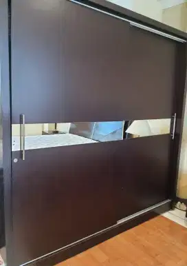 Lemari pakaian pintu sliding