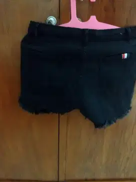 Celana pendek hitam ripped