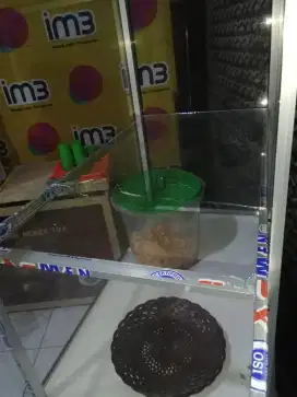 Etalase jualan makanan