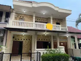 Rumah 2 lt siap huni, bangunan kokoh dan full cat baru, 4 KT , 3 KM
