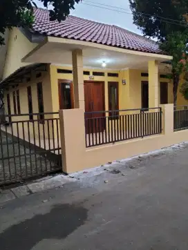 Disewakan rumah 2 kamar tidur di lingkungan yang nyaman dan asri