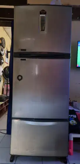 Kulkas Toshiba Super Jumbo,450 L,Tinggi 1,8 m